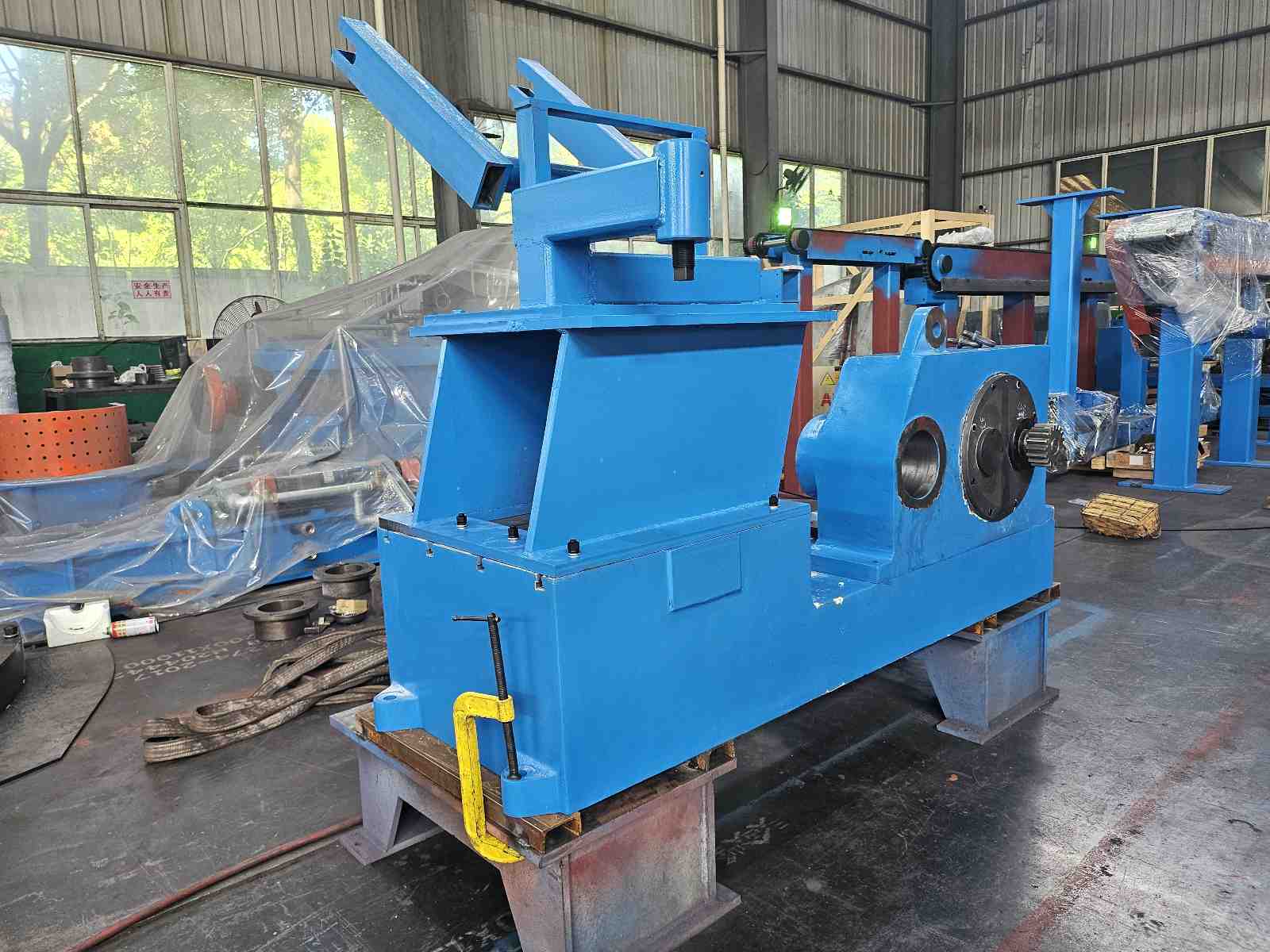 The casting and rolling machine exported for export is being assembled