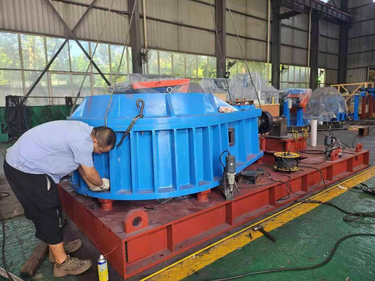 The main machnie of the 250/5 lead extruder exported to India is being assembled